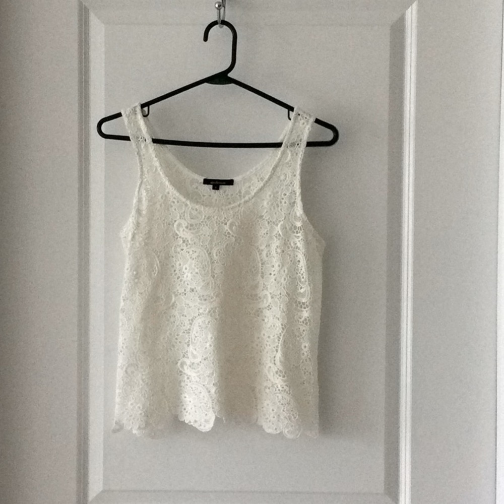 Never worn! Gorgeous lace top w/scalloped edge.